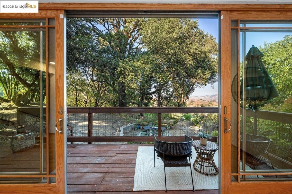 2112 Manzanita Dr
