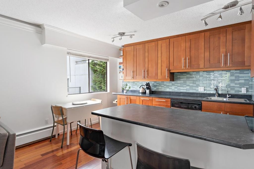 270 W 1st St, #202
