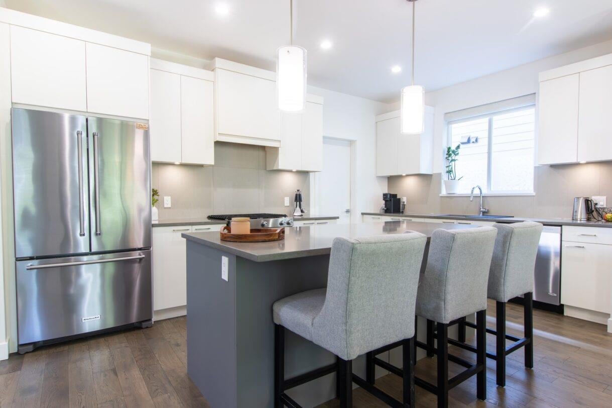 39253 Falcon Cres