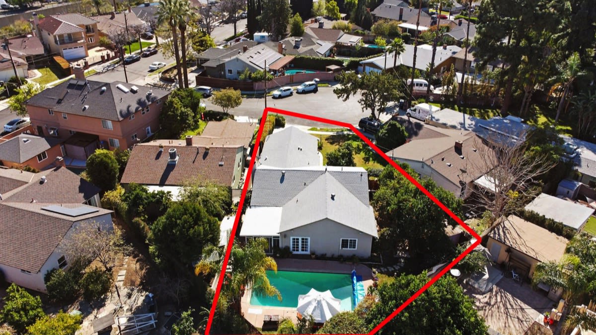 13011 Debby St Valley Glen, CA