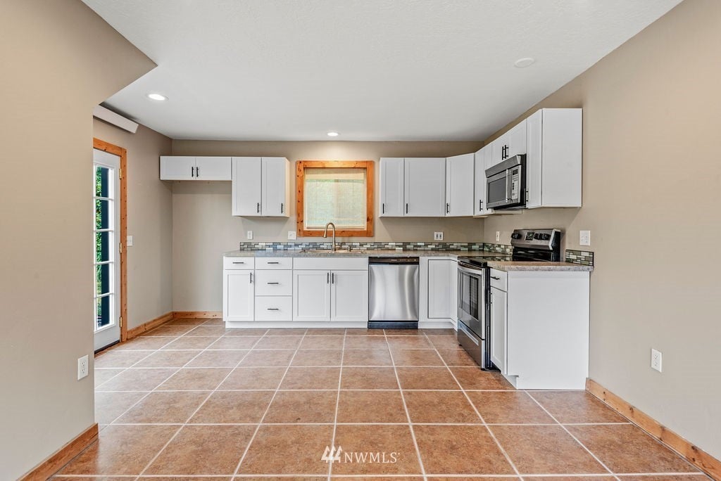 1055 Holcomb Rd
