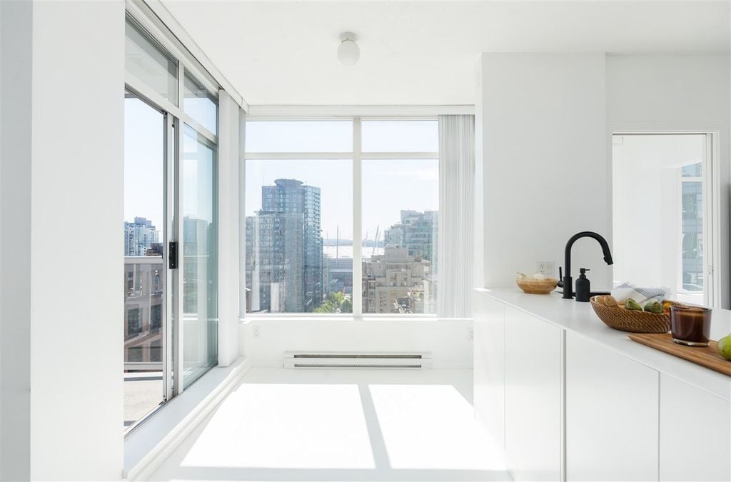 480 Robson St, #1405