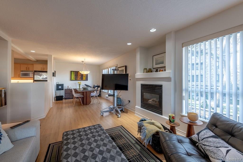 202-1225 Fort St