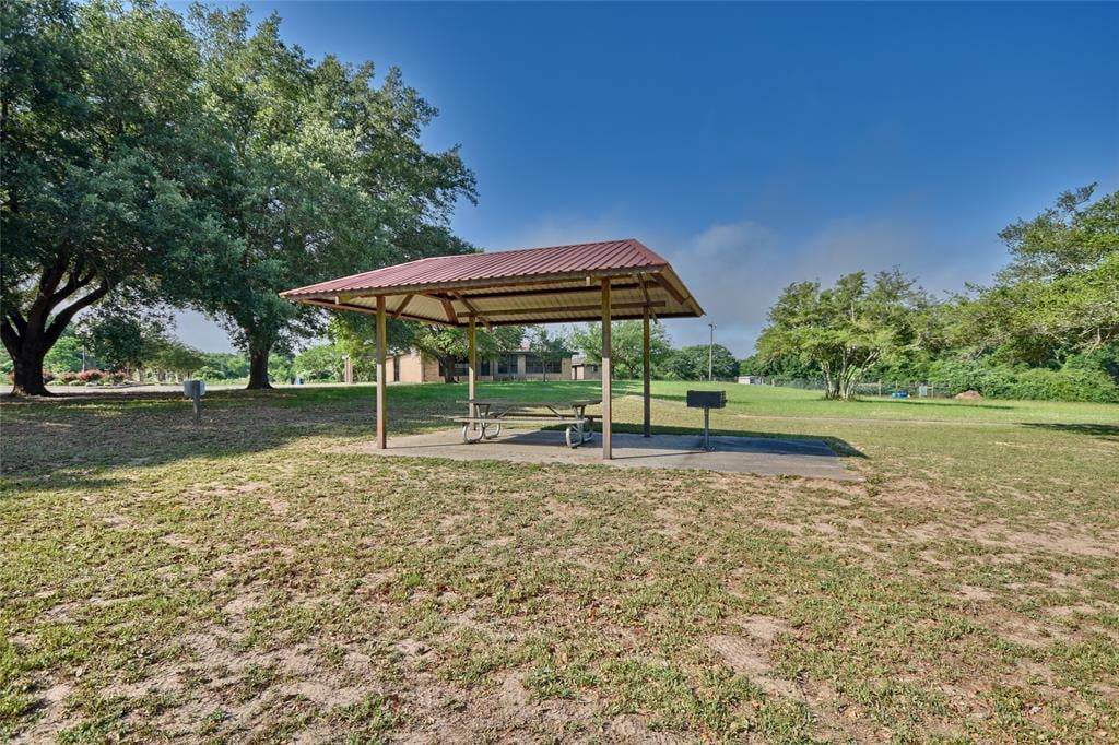37 Briarwood Ln Bellville, Tx 77418