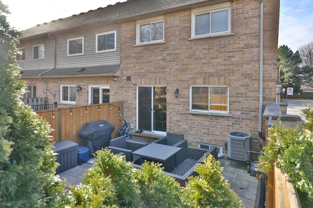 TH21-1385 Lakeshore Rd W 