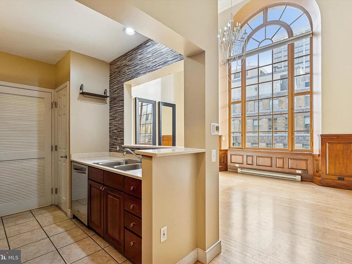 1600 Arch St APT: 2008