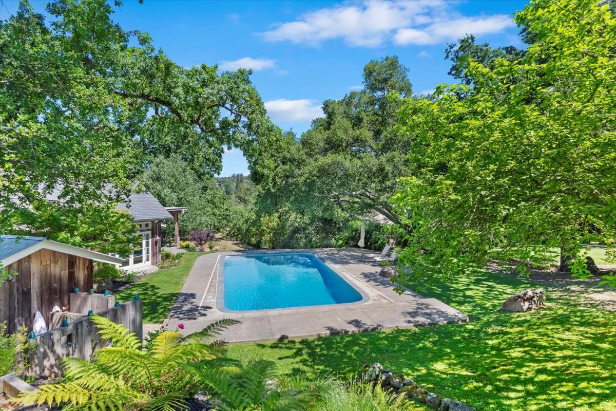 15 Cascade Ln