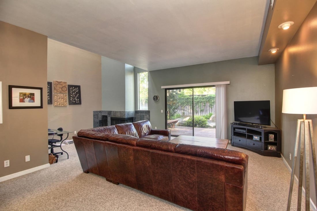 Gorgeous Condo in Popular Exeter Square!