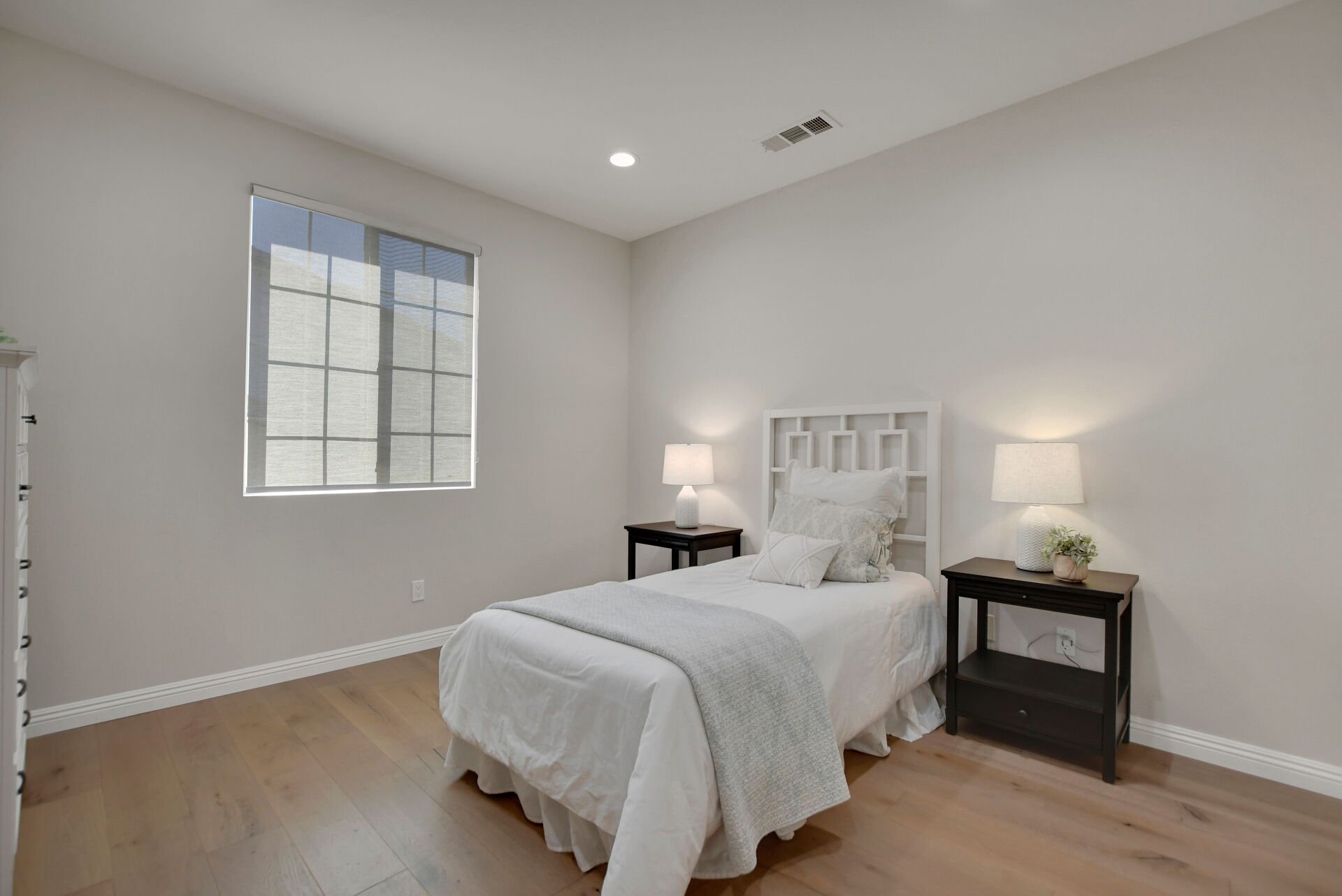 885 E Manresa