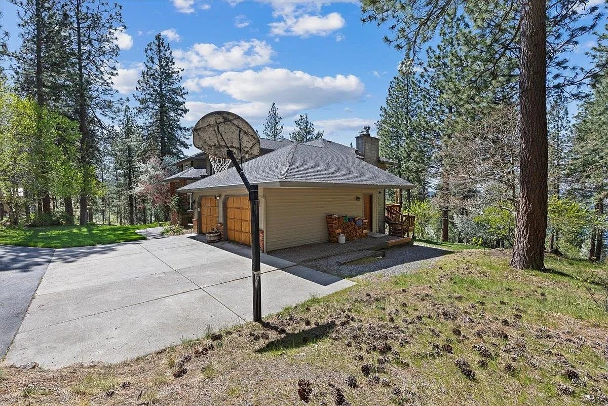 1228 S Greenridge Dr