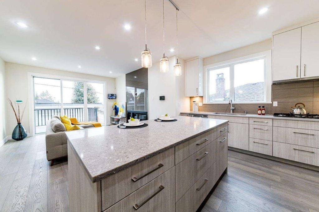 339 W 26th St