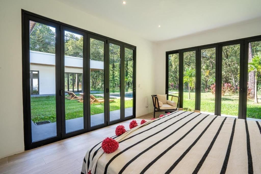 Casa Vista Verde | Contemporary 3-Bed Luxury Home with Pool in Exclusive Catalina Cove