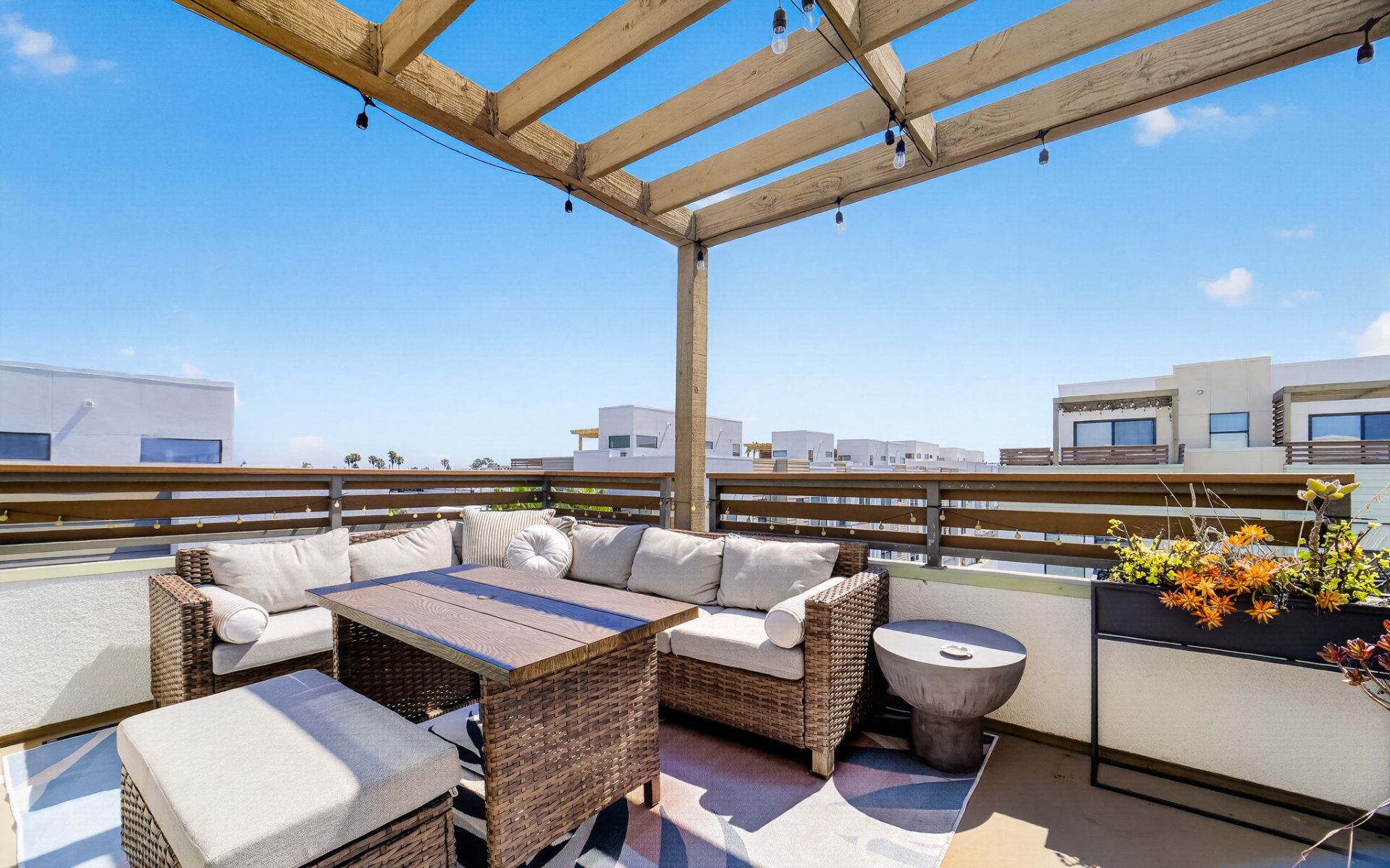 1687 Grand View