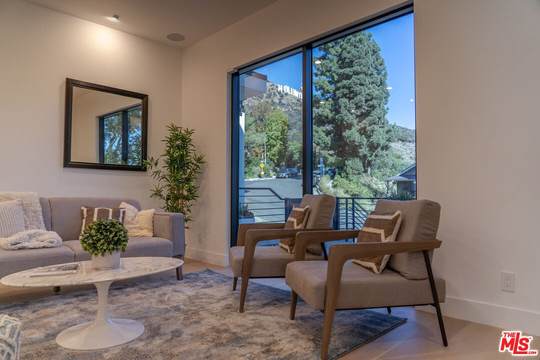 Canyon Lake Dr, 90068