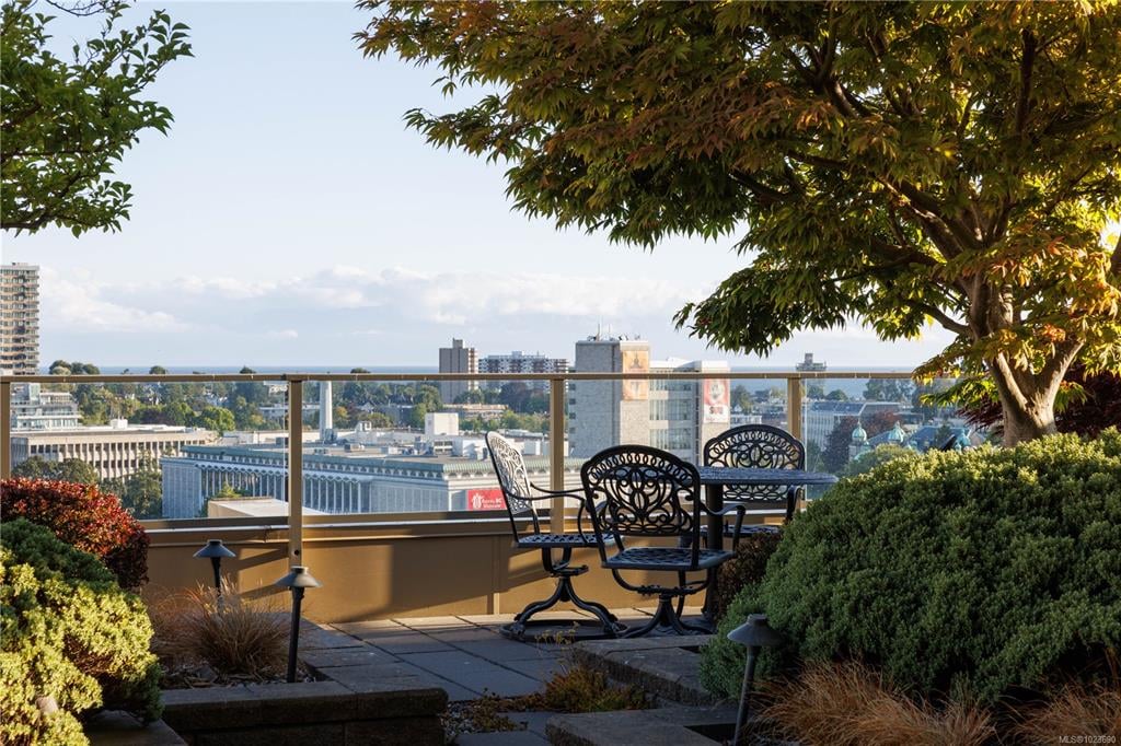 1406 - 707 Courtney St