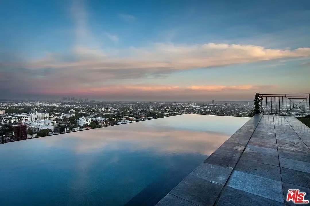 8364 Hollywood Blvd
