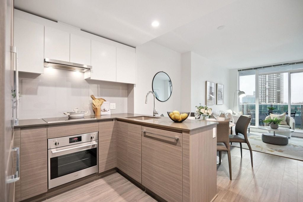 13615 Fraser Hwy, #402