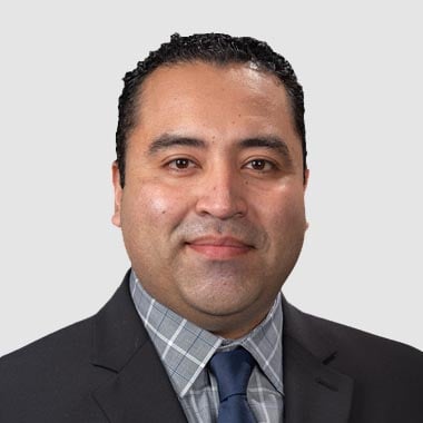 Saul Martinez Elgin, IL Real Estate Agent Headshot