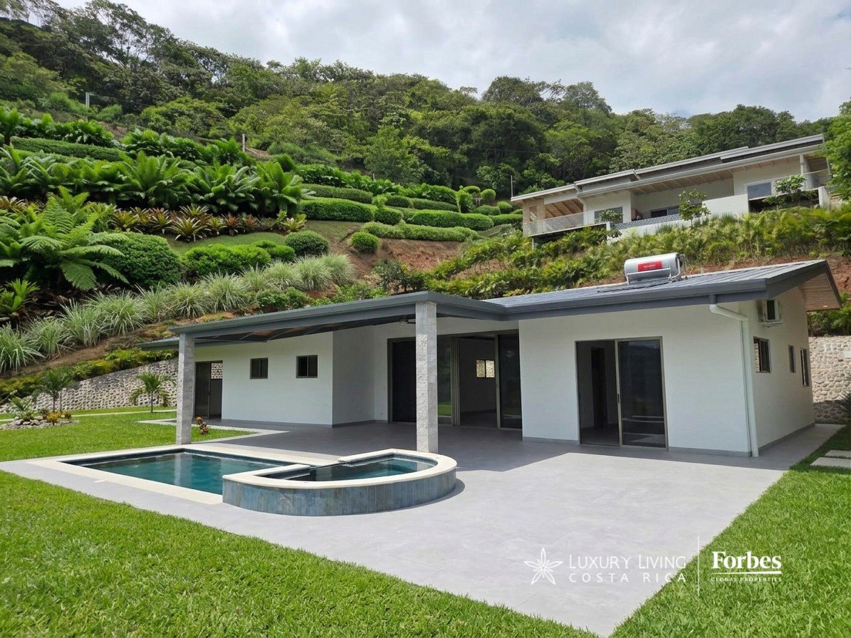21578 - Contemporary residence with pool and jacuzzi in a gated community, Atenas