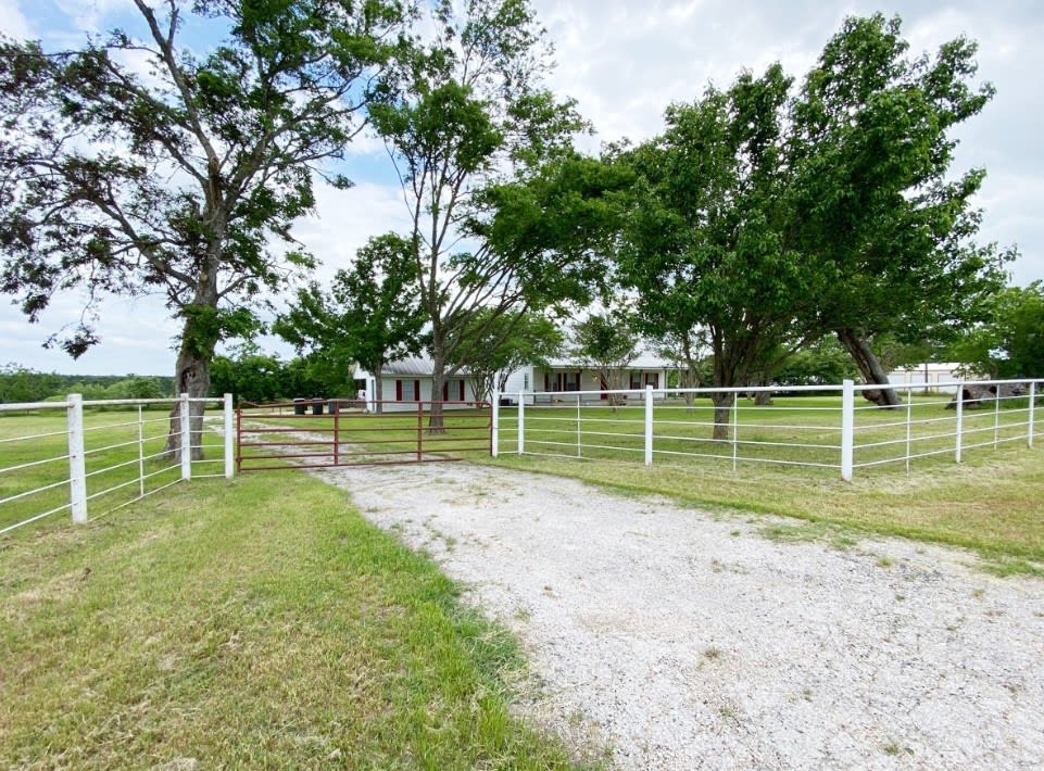 4025 W Fm 696
