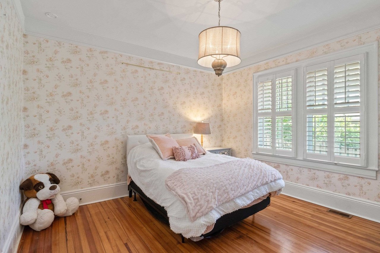 200 W Roanoke Park Dr