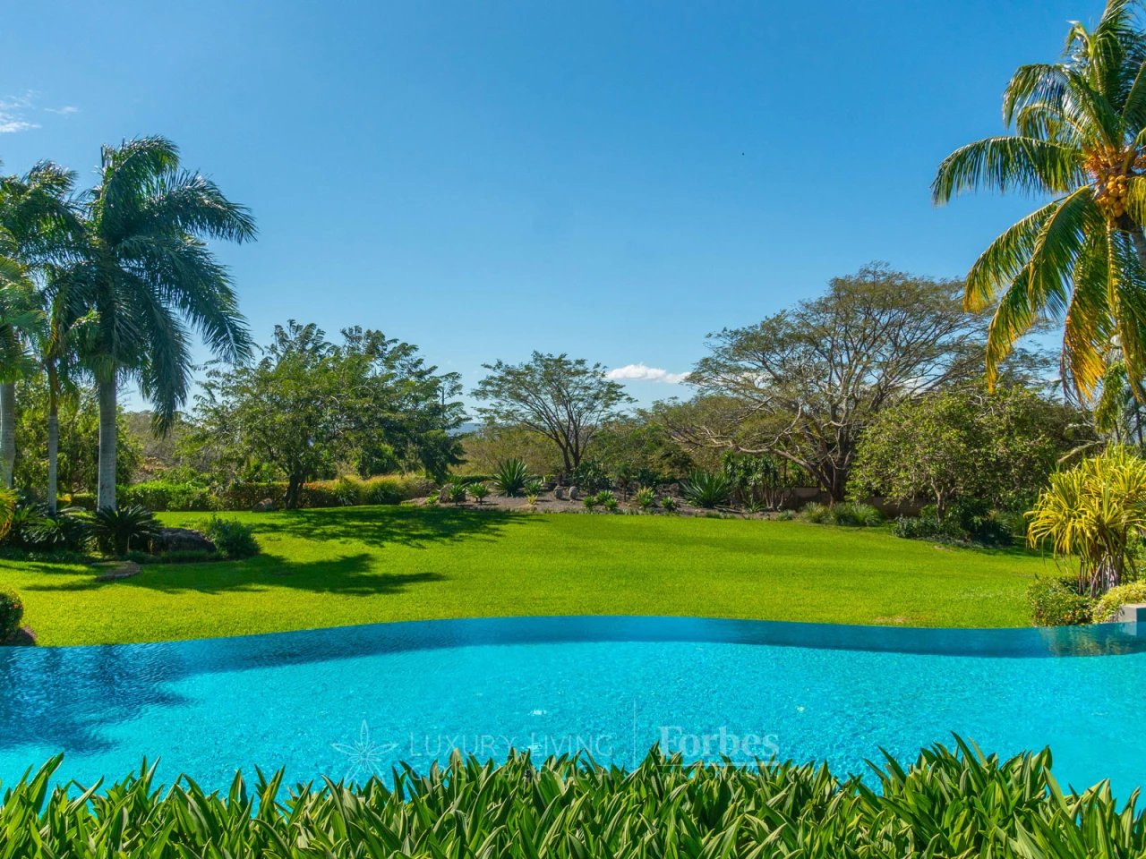 20440 - Balinese tropical style mansion on nice farm in La Garita