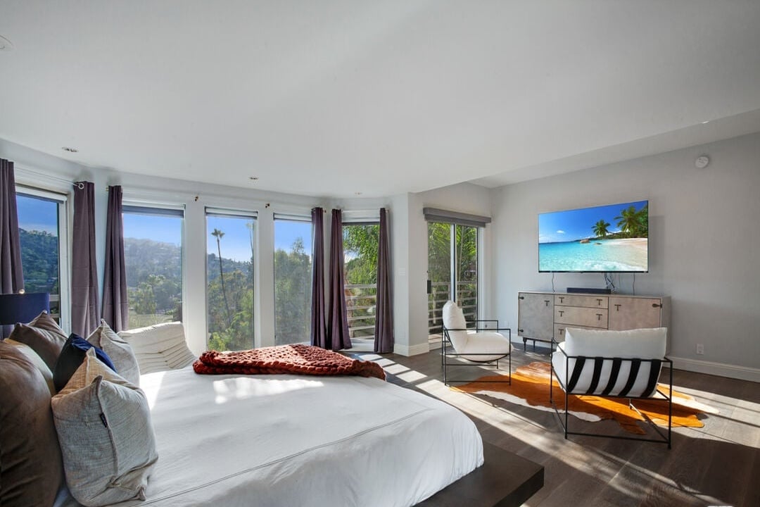 Solaris Manor, N Knoll Dr, 90068