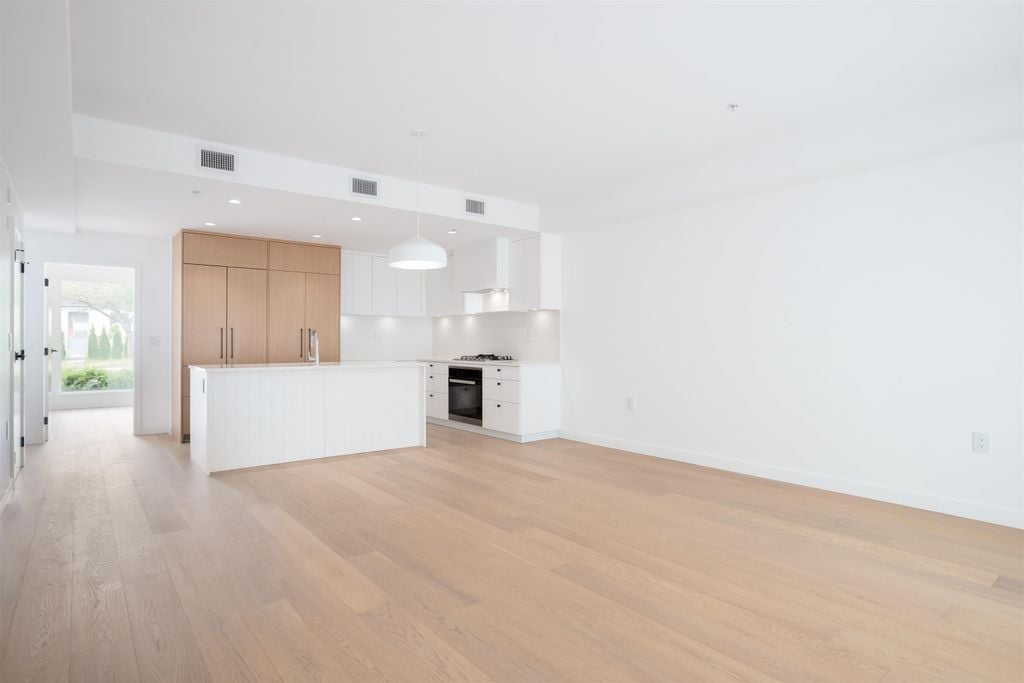 76 W King Edward Ave