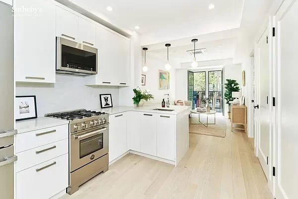 323 East 53rd Street Unit: 3A