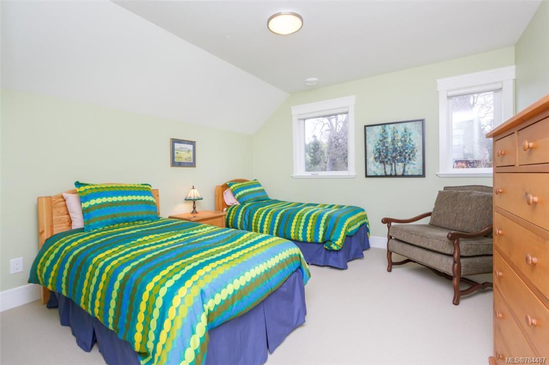 10100 Tsaykum Rd, North Saanich
