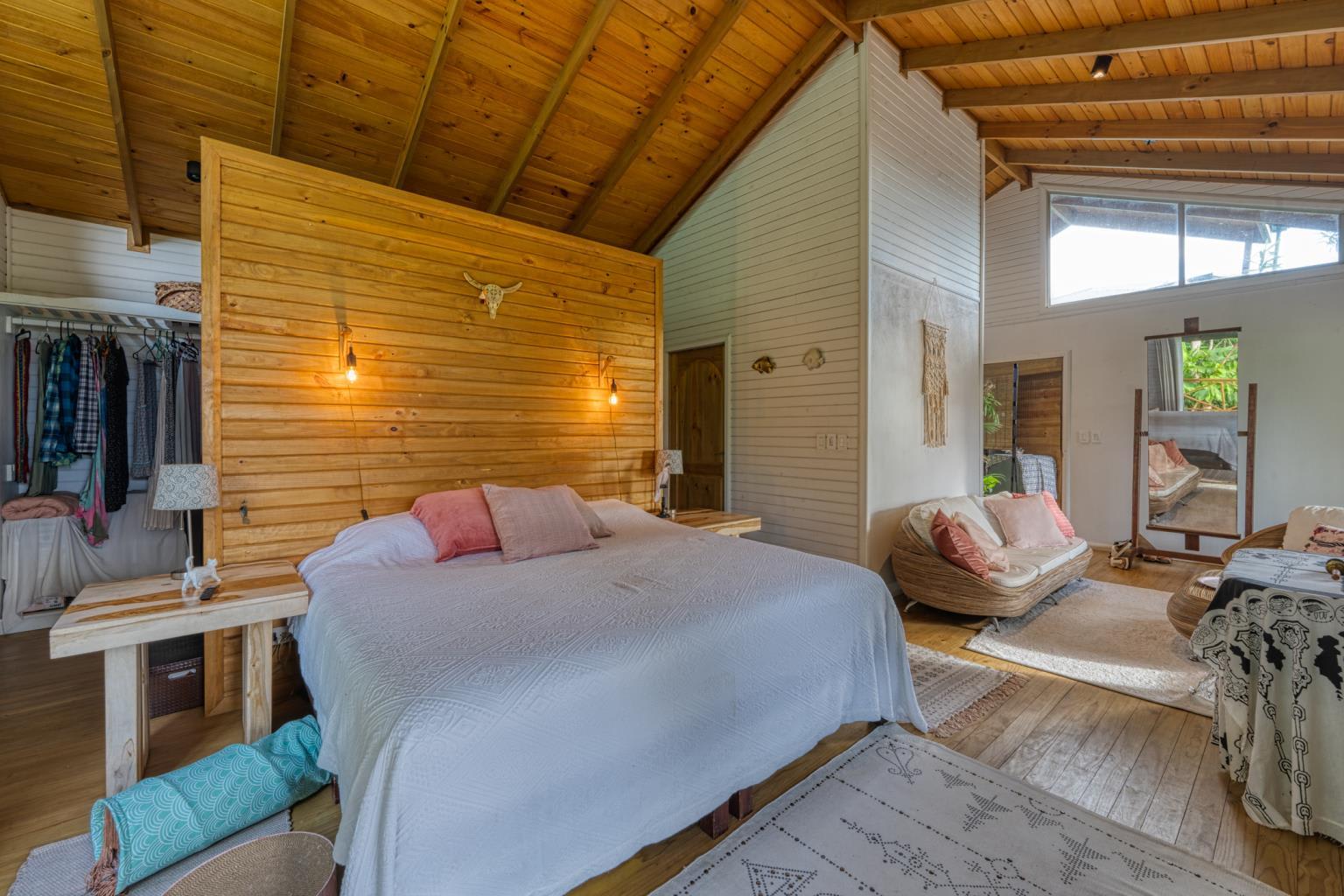 Exceptional Retreat Center on 62 Acre in Tinamastes