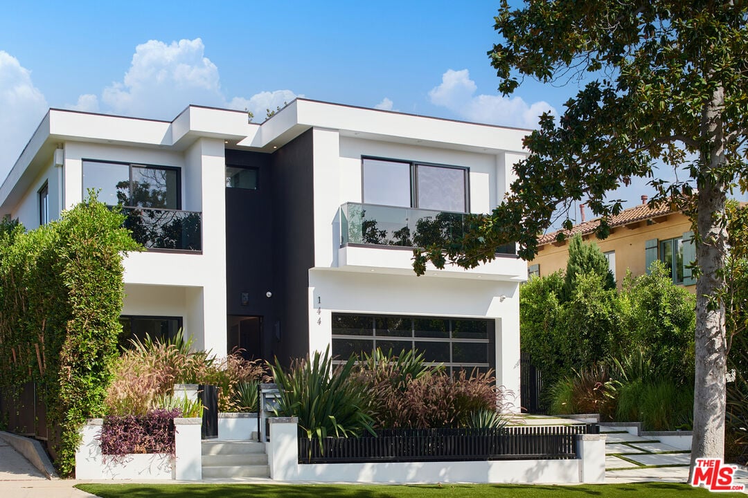 N Bowling Green Way, 90049