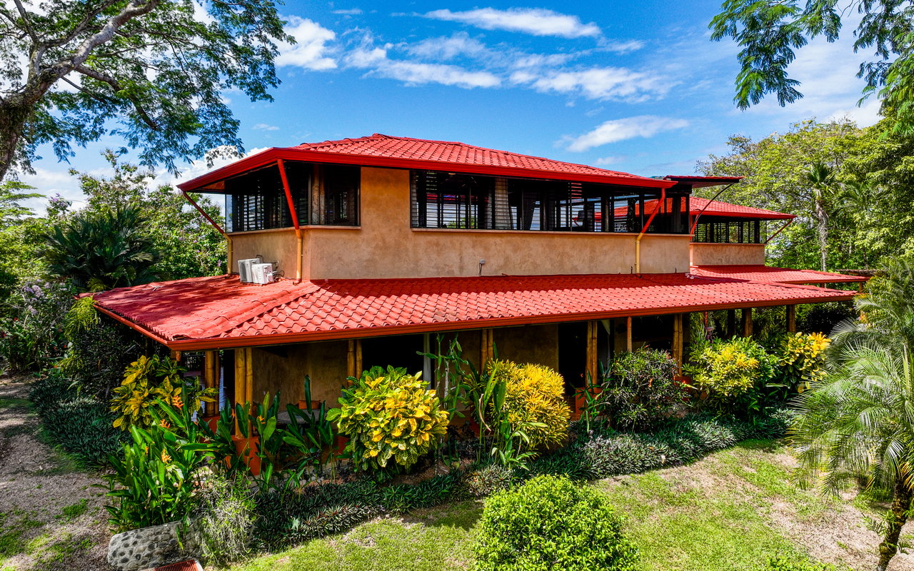 Tropical Getaway with Two Villas and Lush Gardens Near the Heart of Uvita
