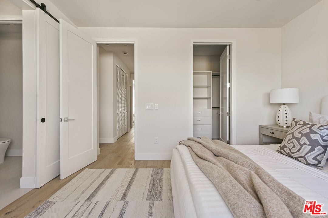 3218 S Barrington Ave