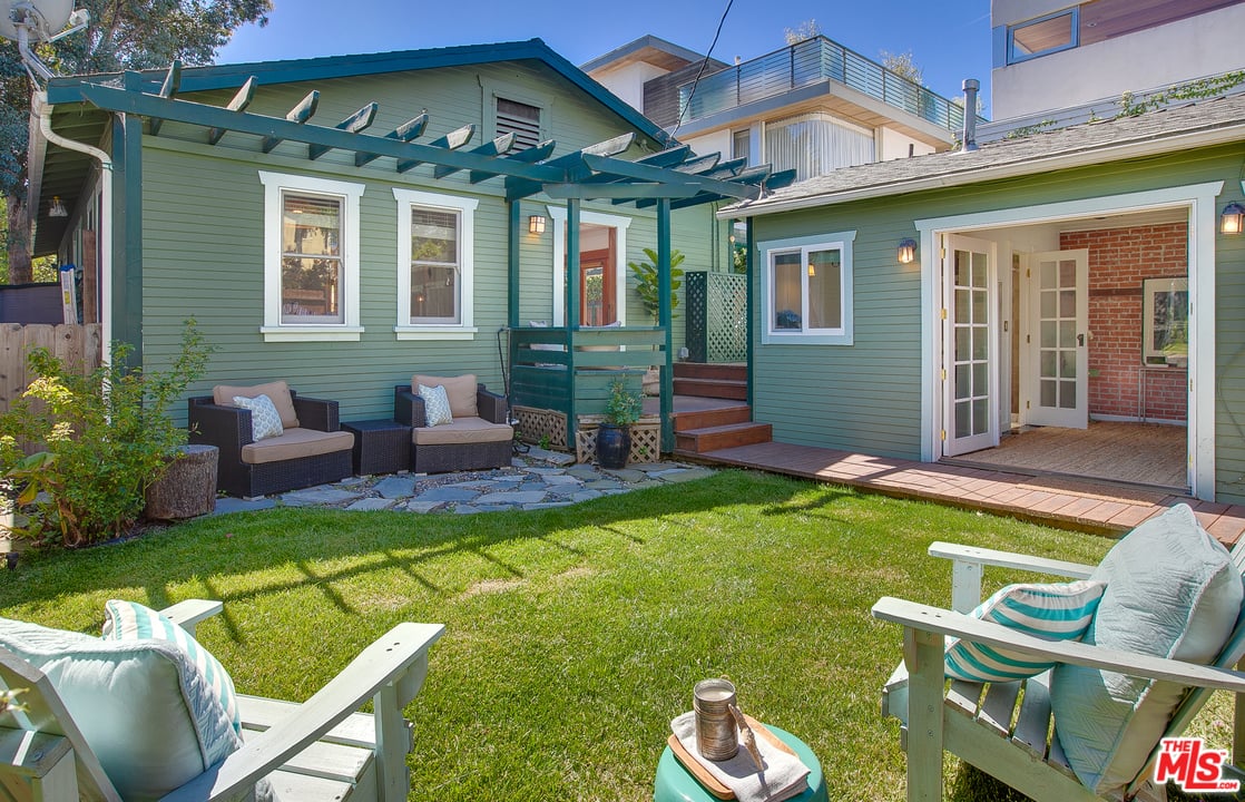 823 Superba Ave