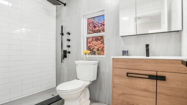 61 1st St, East Rockaway, NY 11518