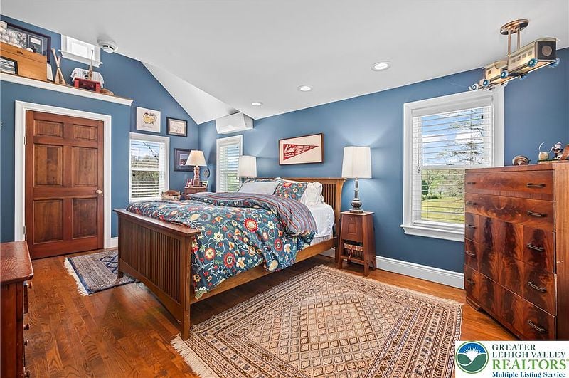 1072 FIVE POINTS RICHMOND ROAD