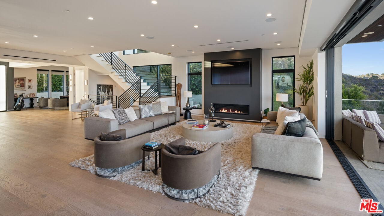 Aurelian Crest, Linda Flora Dr, 90049