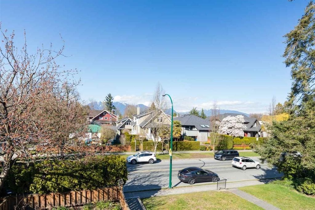 294 W 16th Ave