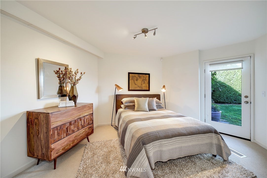 8631 Inverness Dr, NE