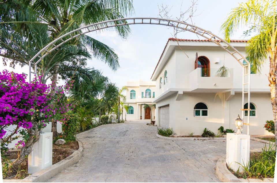 Villa for Sale in Puerto Aventuras with breathtaking ocean views and guesthouse.