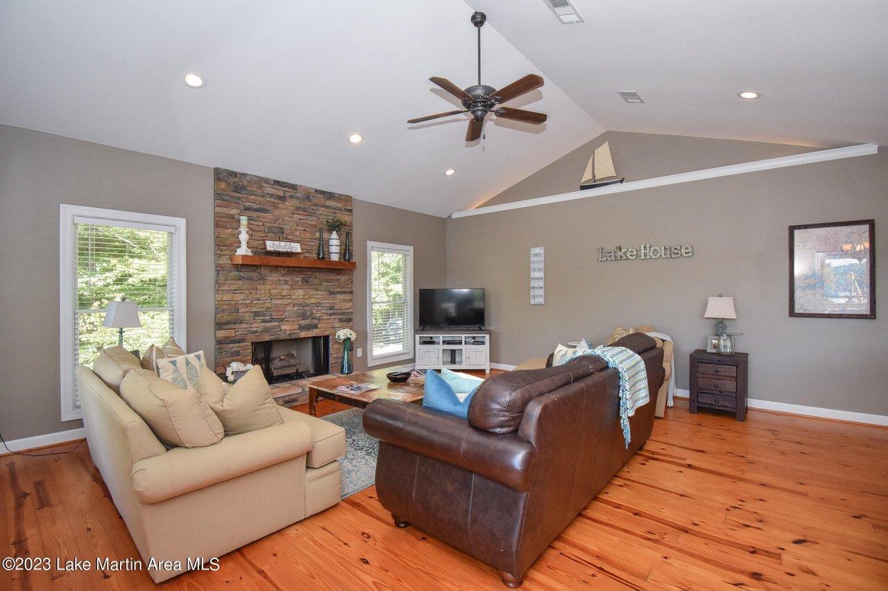 28 Hummingbird Ln