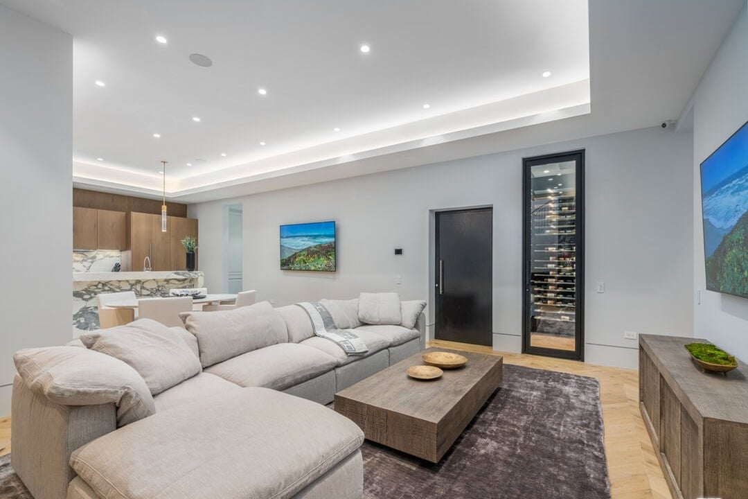 Silverreach Pavilion, N Hillcrest Rd, 90210