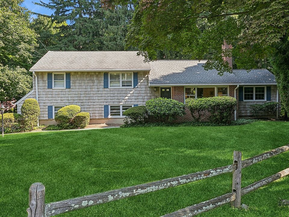 28 Surrey Dr, Norwalk