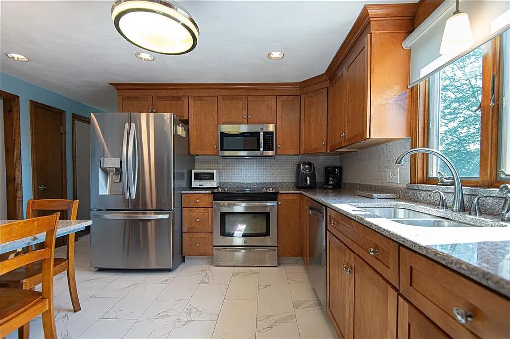 28 Carolyn Dr