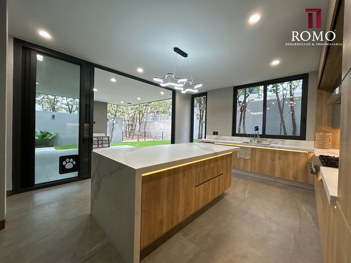 CASA CARRILLO EN VENTA EN BUGAMBILIAS $23'400,000.00 MN
