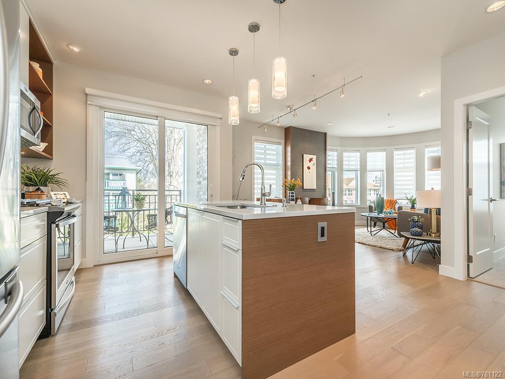 305-1765 Oak Bay Ave