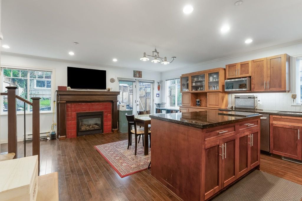 4135 John St
