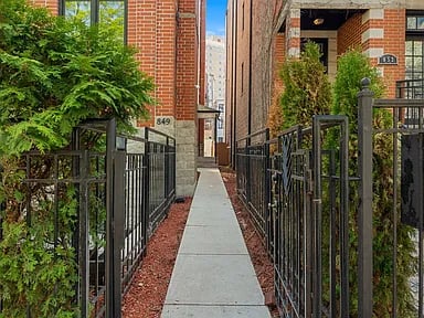 849 W Buckingham Place Unit: G