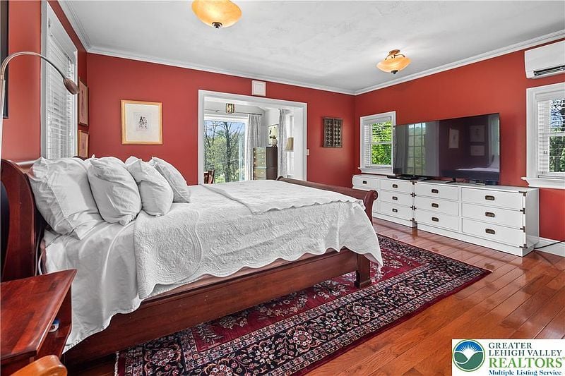 1072 FIVE POINTS RICHMOND ROAD